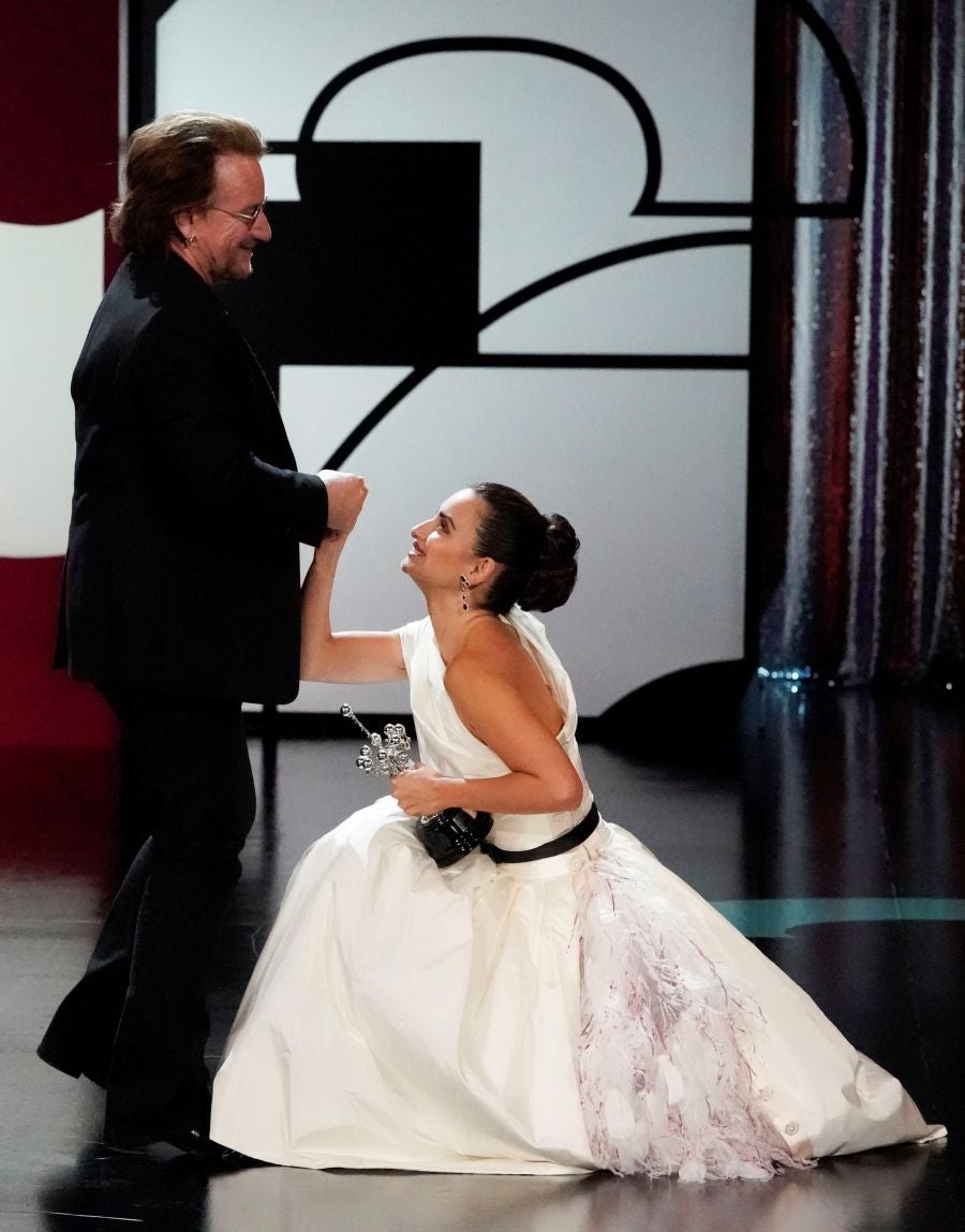 El cantante irlandés de U2 Bono ha sido el encargado de entregar el galardón a Penélope Cruz en el Kursaal