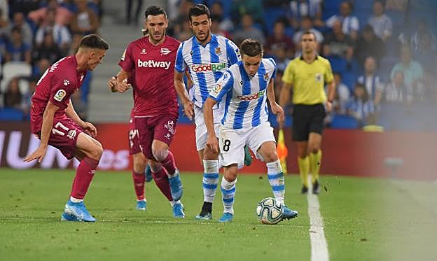 Merino y Gorosabel, en un lance del partido de anoche en Anoeta junto a Adrián Marín y Lucas Pérez. 