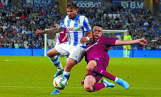 Incansable. Portu no dejó de correr por la banda para desgracia de Adrián Marín. 