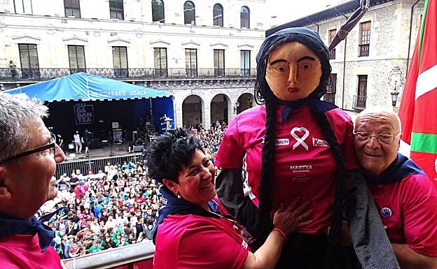 Imagen principal - Bitorianotxo, protagonista de la fiestas en Bergara; La gallina ha bajado por primera vez en Alkiza y Gizon Piku hace referencia al apodo de los legorretarras.