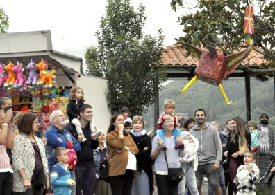 Imagen secundaria 1 - Bitorianotxo, protagonista de la fiestas en Bergara; La gallina ha bajado por primera vez en Alkiza y Gizon Piku hace referencia al apodo de los legorretarras.