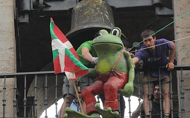 Txantxiku bajará este sábado desde el campanario en Oñati.