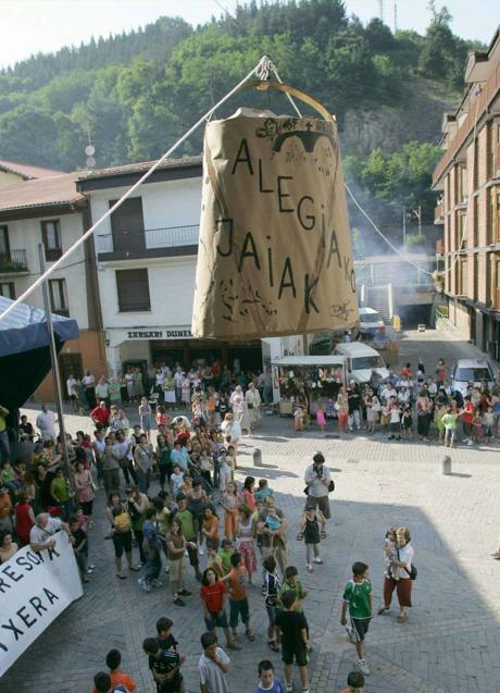 Imagen - Txintxarria o cencerro que anuncia las fiesta del Carmen en Alegia. Foto: José Mari López