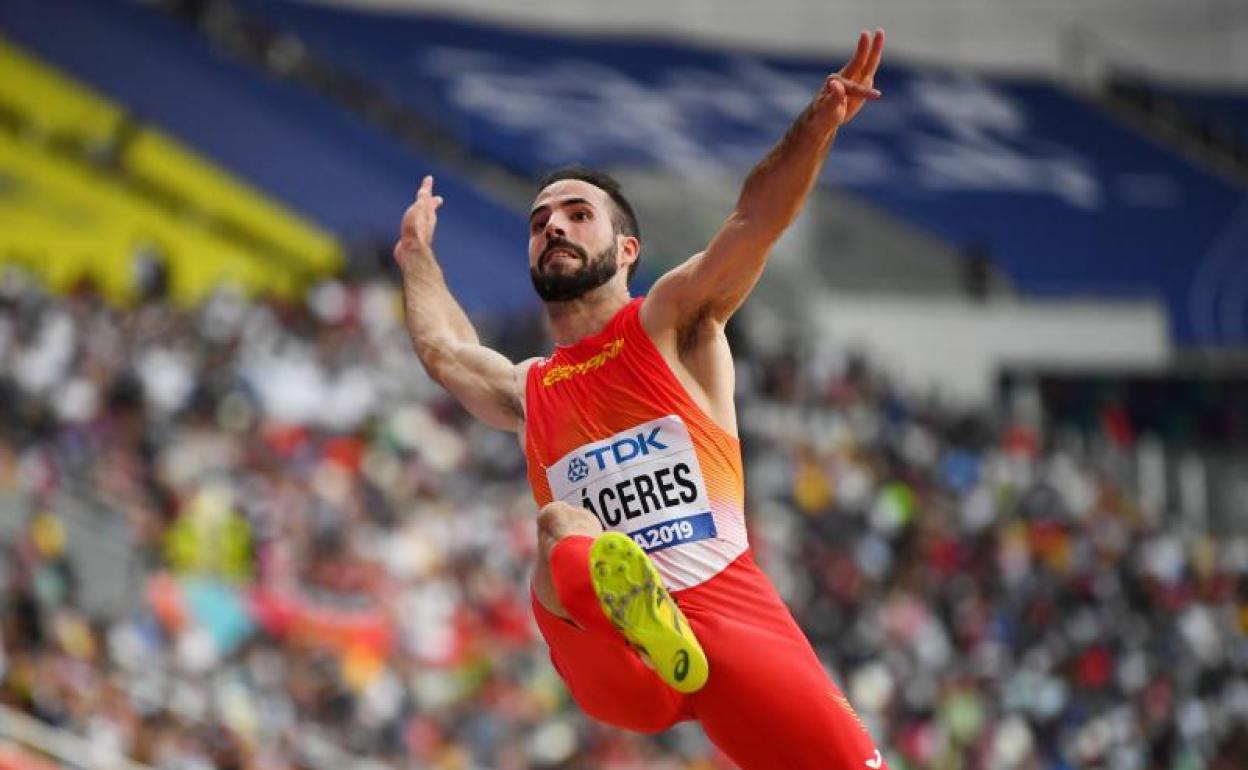 Eusebio Cáceres, durante uno de sus saltos en los Mundiales de Doha. 