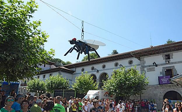 La mosca da inicio a los sanbartolomes de Amezketa.