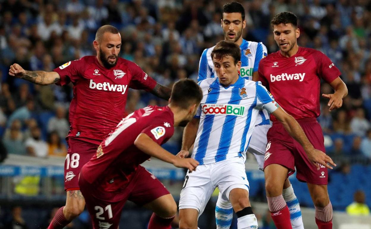 Oyarzabal, en una acción del partido ante el Alavés. 