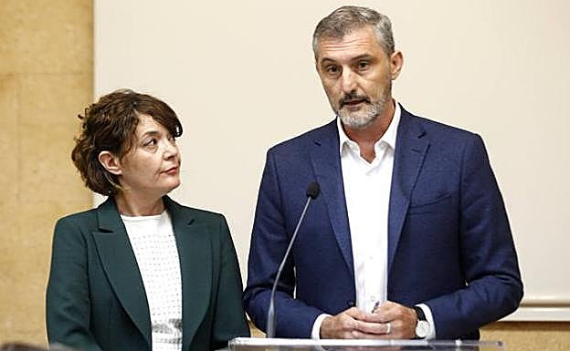 Óscar Urralburu, junto a María Giménez Casalduero, en la rueda de prensa de este viernes en la que anunciaron su marcha a Más País. 