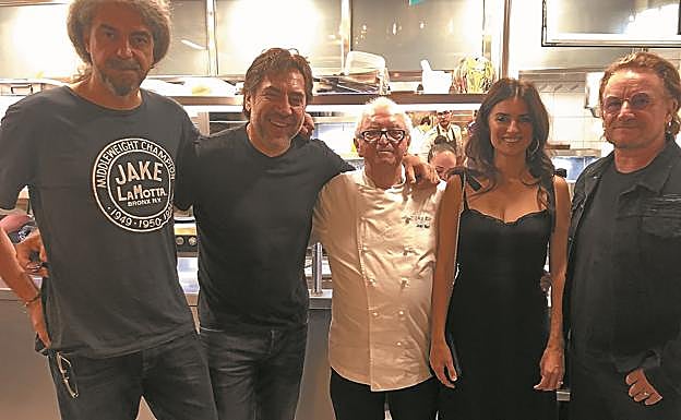 Bardem fue el 'cerebro'. El músico aterrizó en secreto en Biarritz y aguardó en un coche mientras la gente entraba al Kursaal. Ayer al mediodía todos celebraron el éxito en Arzak