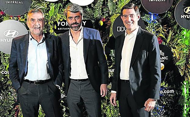 Luis Enríquez, consejero delegado de Vocento, en el centro, flanqueado por Iñaki Arechabaleta (izda.) e Íñigo Argaya (dcha.)