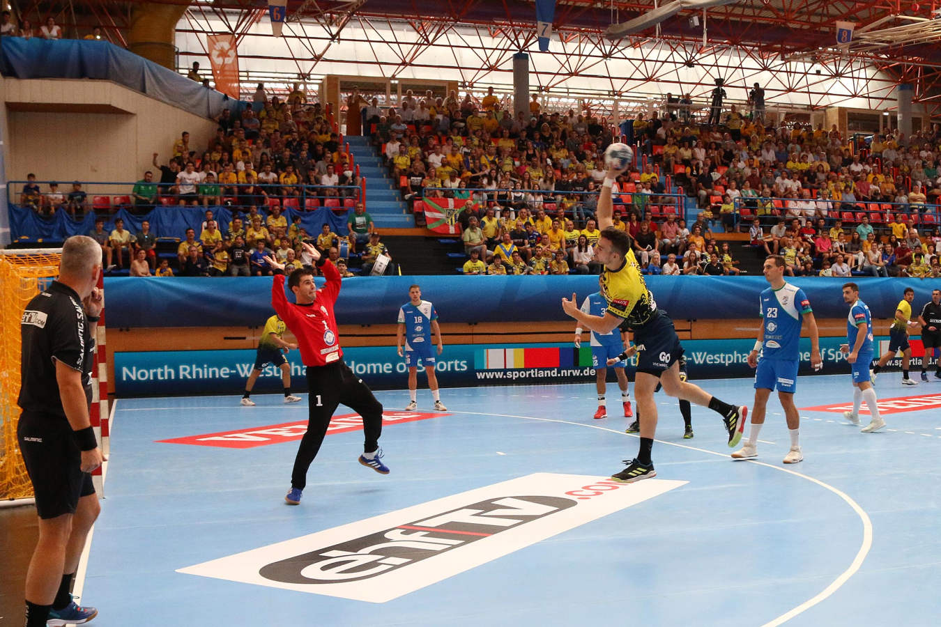 El Bidasoa-Irun remonta a los macedonios y siguen invictos