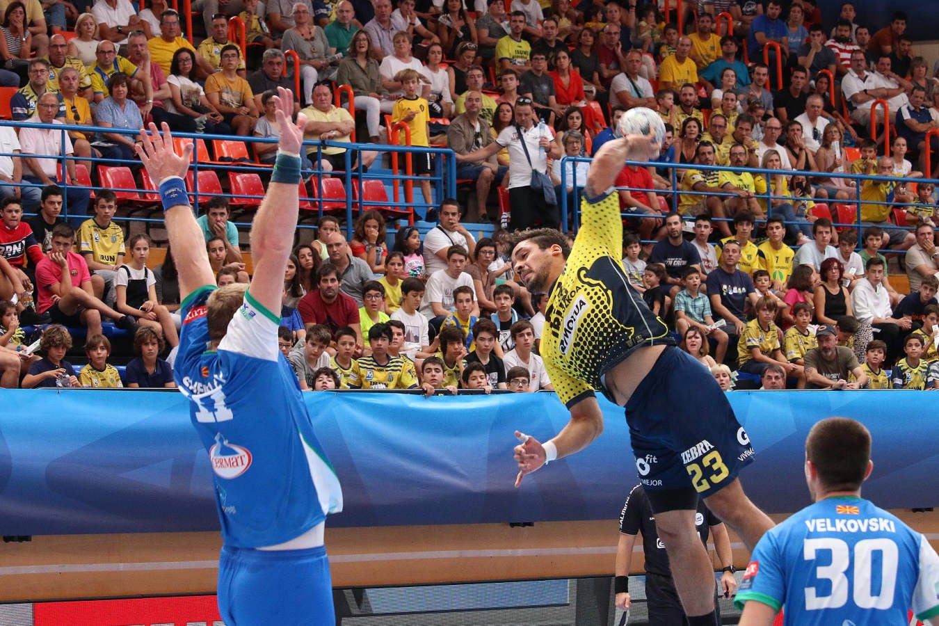 El Bidasoa-Irun remonta a los macedonios y siguen invictos