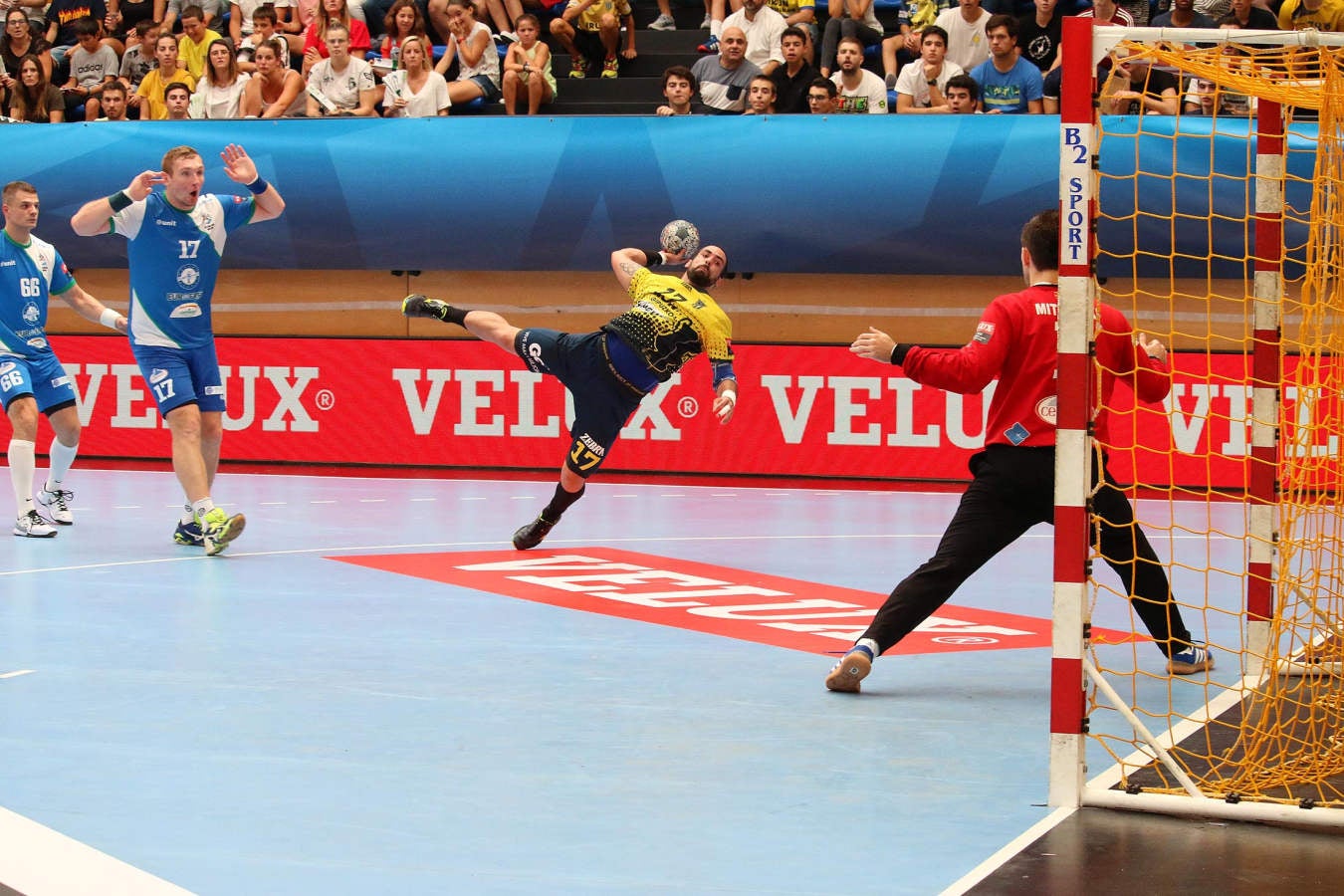 El Bidasoa-Irun remonta a los macedonios y siguen invictos