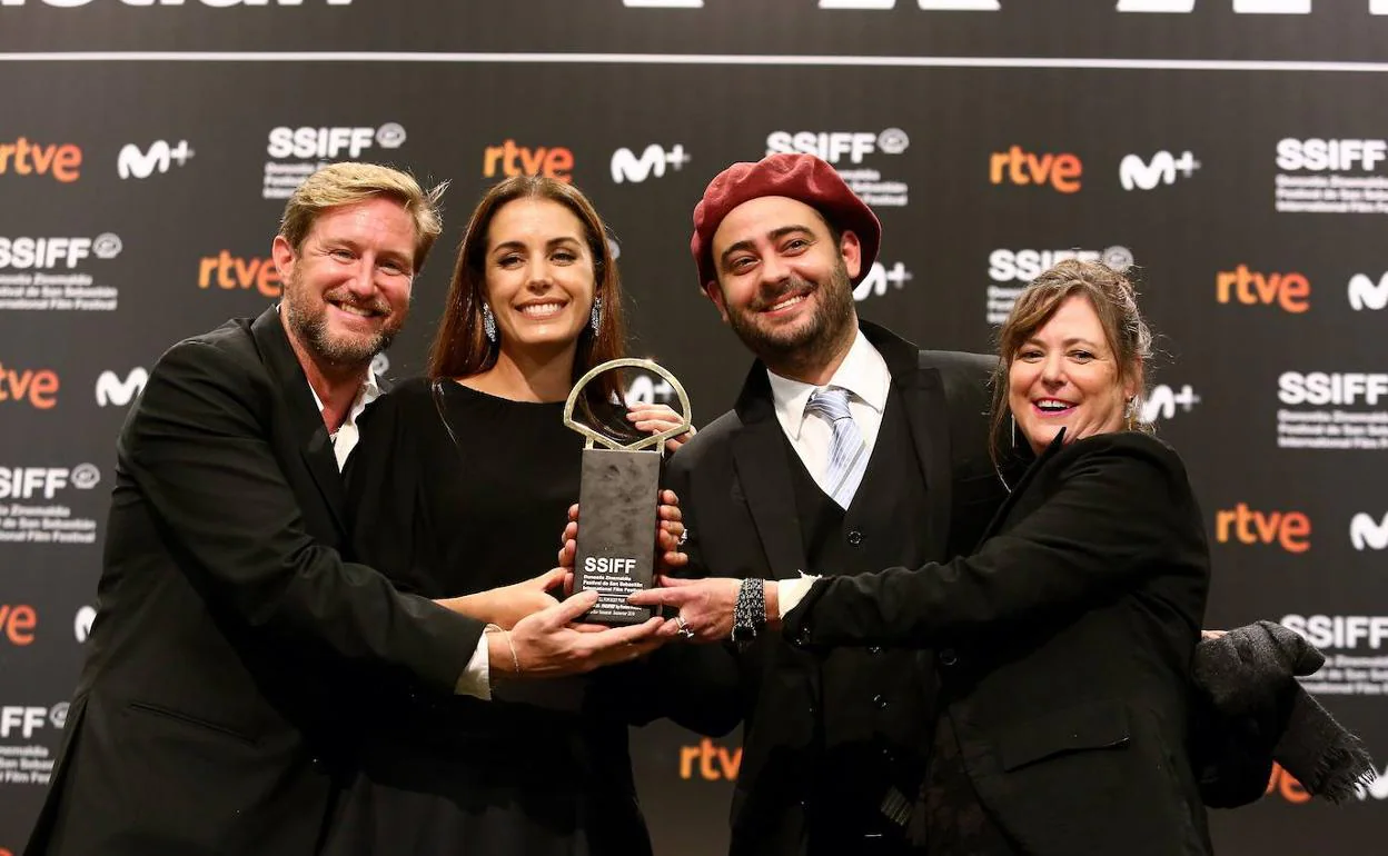 Paxton Winters y su equipo posaron con la Concha de Oro