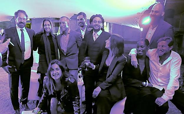 El equipo de la brasileña 'Pacifico', Concha de Oro, brinda en los jardines de Miramar. 