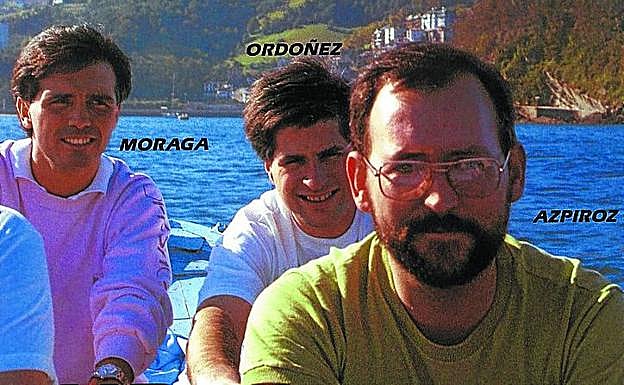 Imagen principal - Arriba junto a Álvaro Moraga y Eugenio Azpíroz; abajo a la izquierda el día de su boda y a la derecha, de cocinero listo para participar en la Tamborrada. 