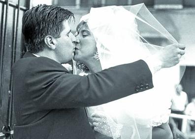 Imagen secundaria 1 - Arriba junto a Álvaro Moraga y Eugenio Azpíroz; abajo a la izquierda el día de su boda y a la derecha, de cocinero listo para participar en la Tamborrada. 