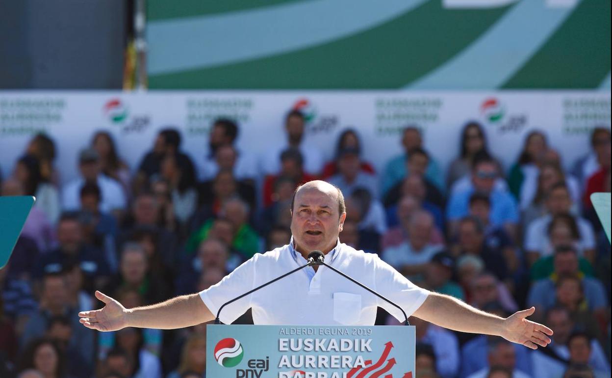 El presidente del PNV, Andoni Ortuzar, interviene ante los simpatizantes del PNV que han asistido este domingo al Alderdi Eguna