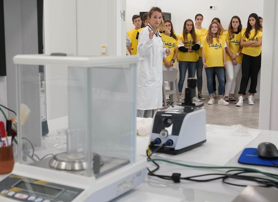 Los jóvenes guipuzcoanos han visitados diversas empresas industriales del territorio. 