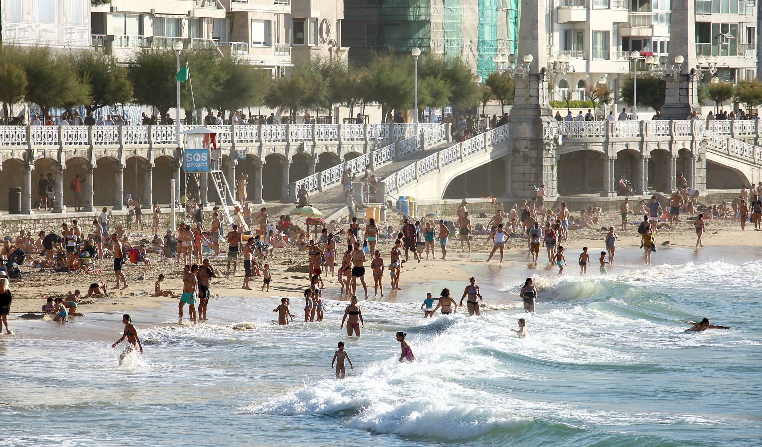 Las condiciones se dejaron sentir en todo el litoral guipuzcoano, y en San Sebastián, como siempre, dejaron momentos espectaculares.