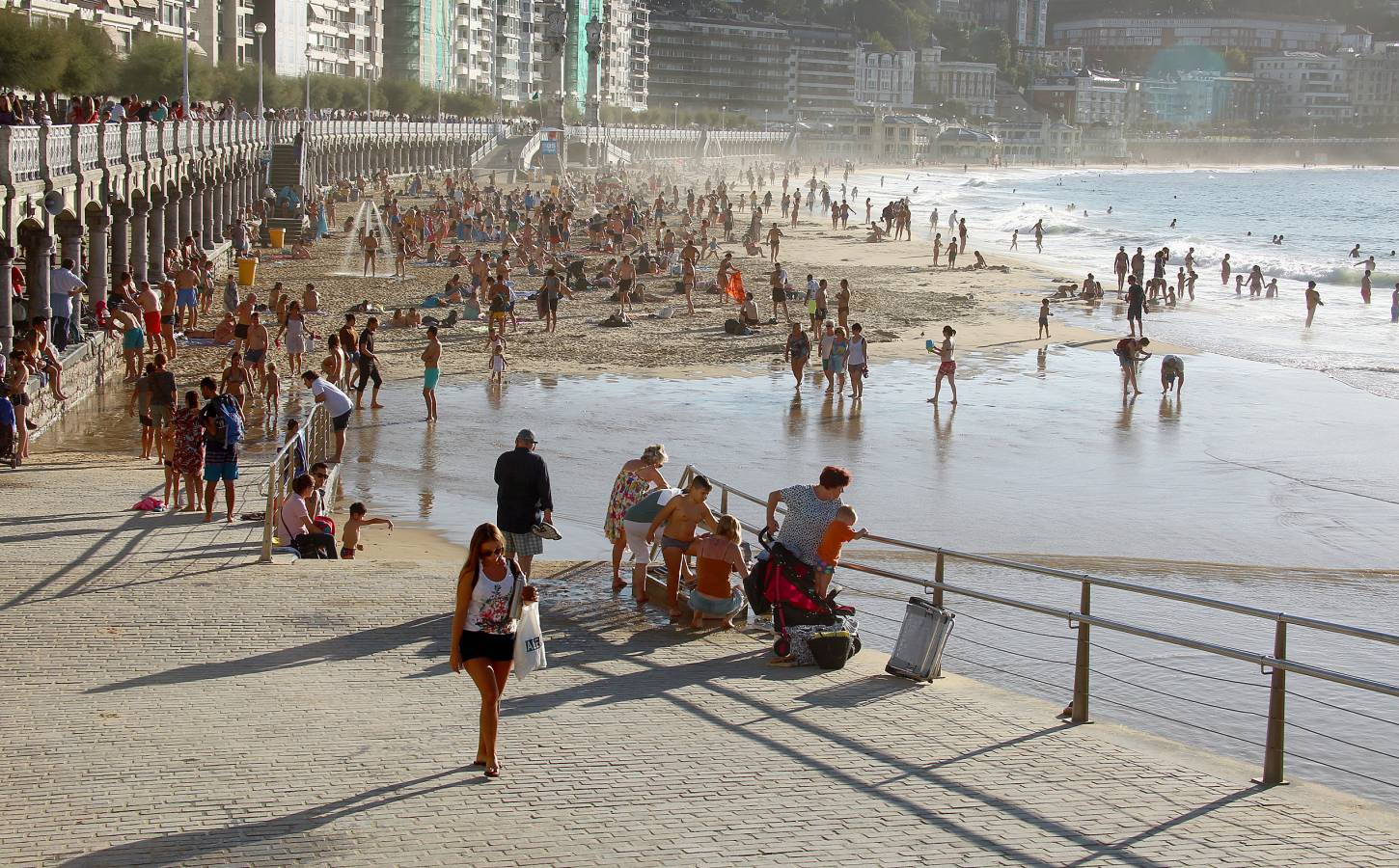Las condiciones se dejaron sentir en todo el litoral guipuzcoano, y en San Sebastián, como siempre, dejaron momentos espectaculares.