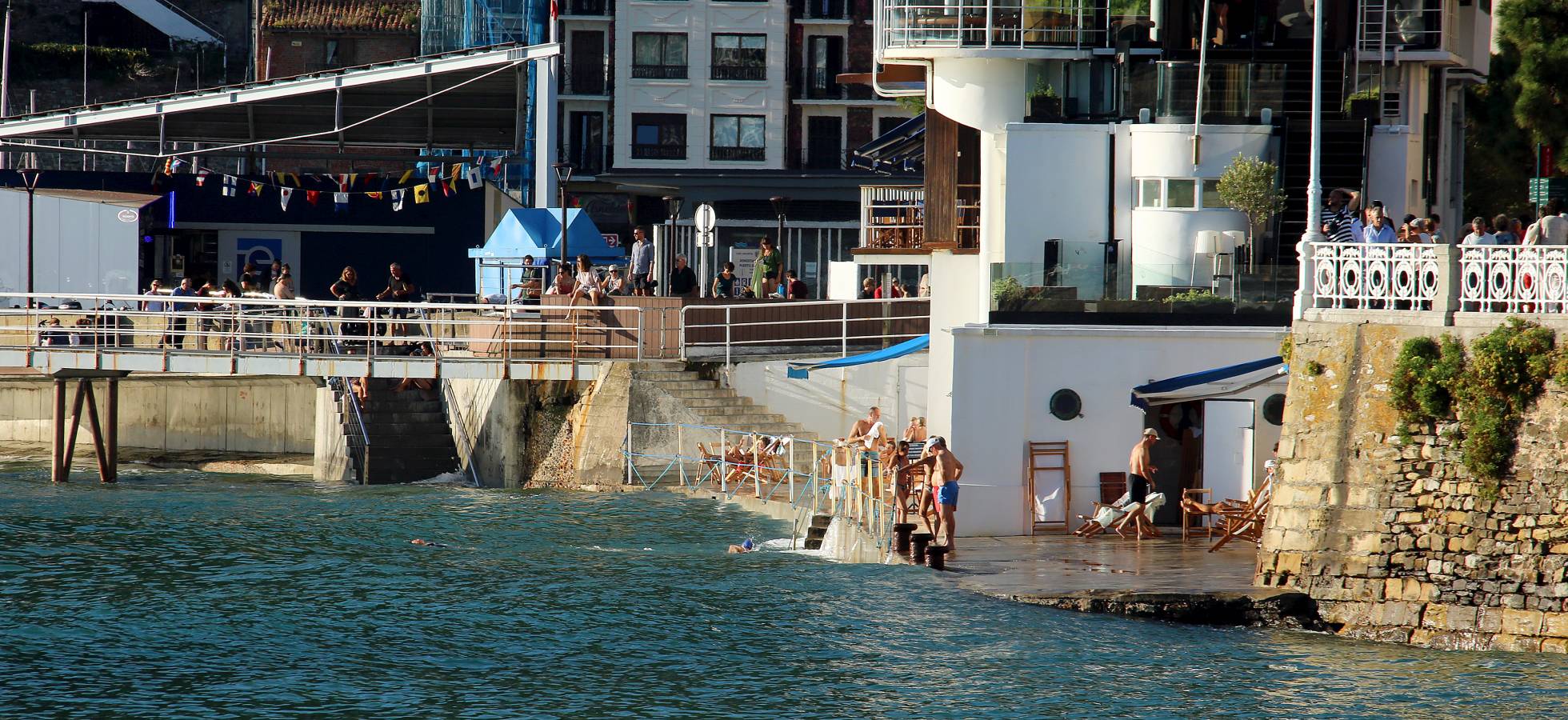 Las condiciones se dejaron sentir en todo el litoral guipuzcoano, y en San Sebastián, como siempre, dejaron momentos espectaculares.