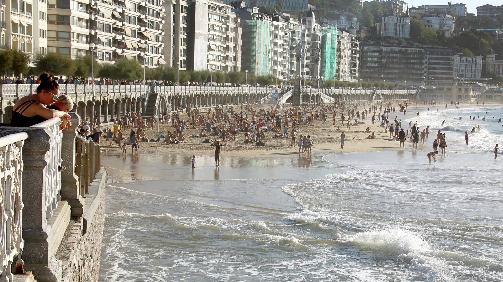 Las condiciones se dejaron sentir en todo el litoral guipuzcoano, y en San Sebastián, como siempre, dejaron momentos espectaculares.