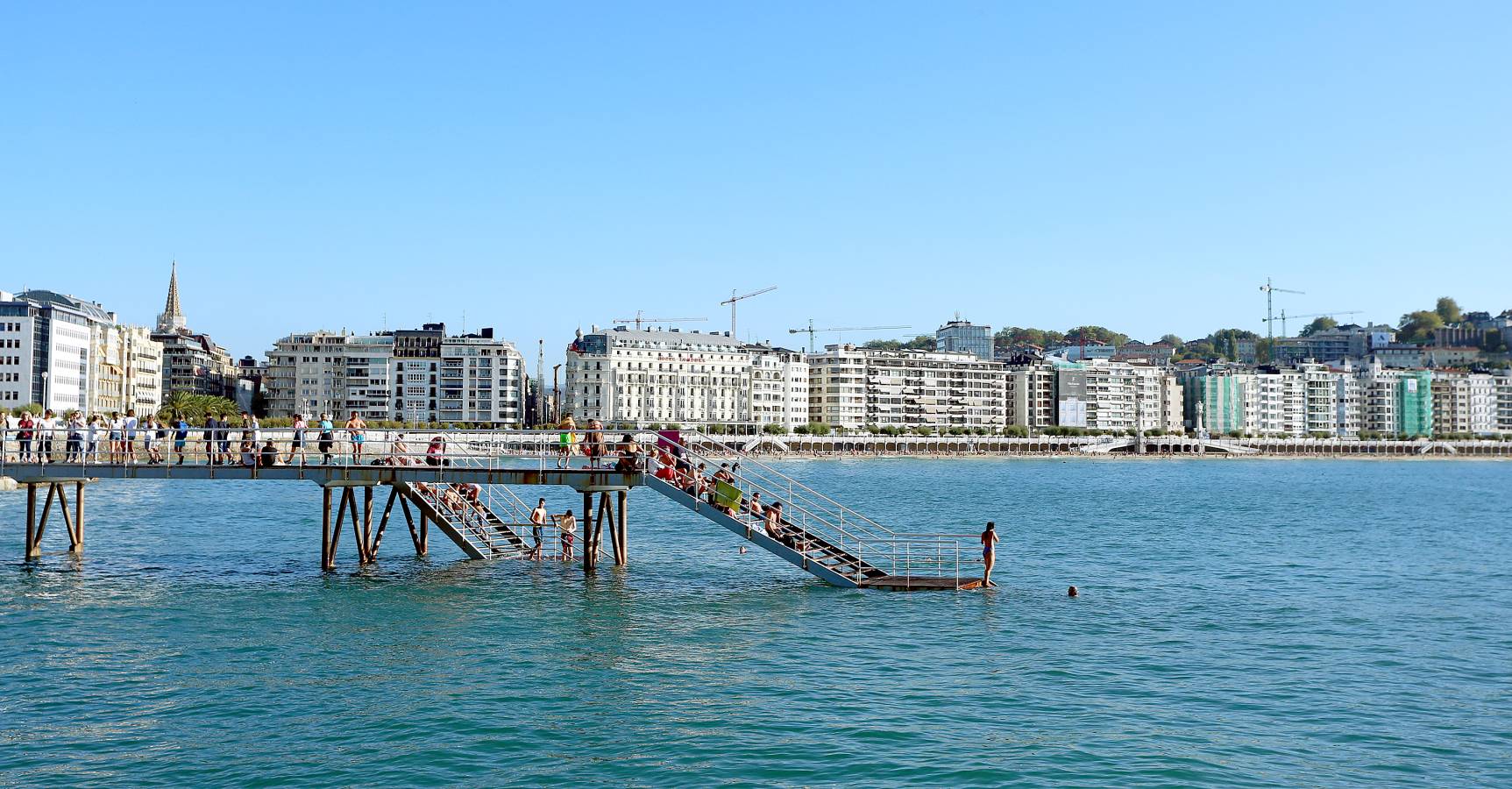 Las condiciones se dejaron sentir en todo el litoral guipuzcoano, y en San Sebastián, como siempre, dejaron momentos espectaculares.