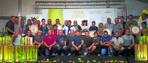 Sidreros participantes en el concurso de sidras de Euskal Herria, cuya final ha tenido lugar en Ergobia. 