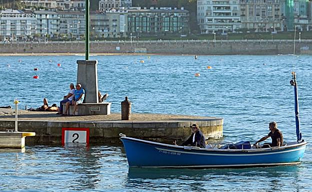 El agua, a un metro de la superficie del espigón en Donostia. VÍDEO: mareas vivas en Mutriku. 