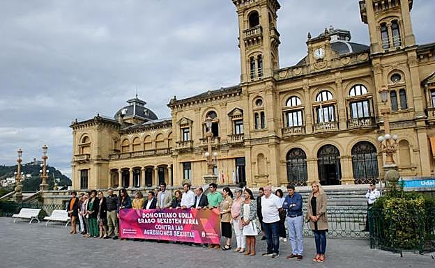 La concentración de este martes ante el Ayuntamiento de San Sebastián.