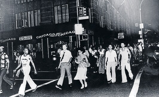 Los neoyorkinos vuelven a sus casas a pie el 13 de julio del 77.
