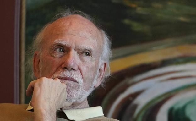 El estadounidense Barry Barish en el Teatro Victoria Eugenia de Donostia.