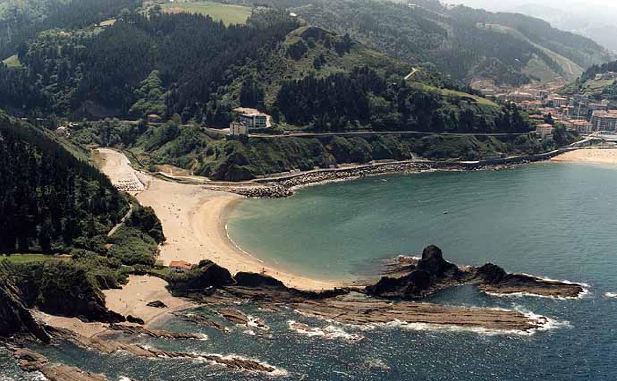 Se construirá un cruce de peatones en el acceso a la playa de Saturraran