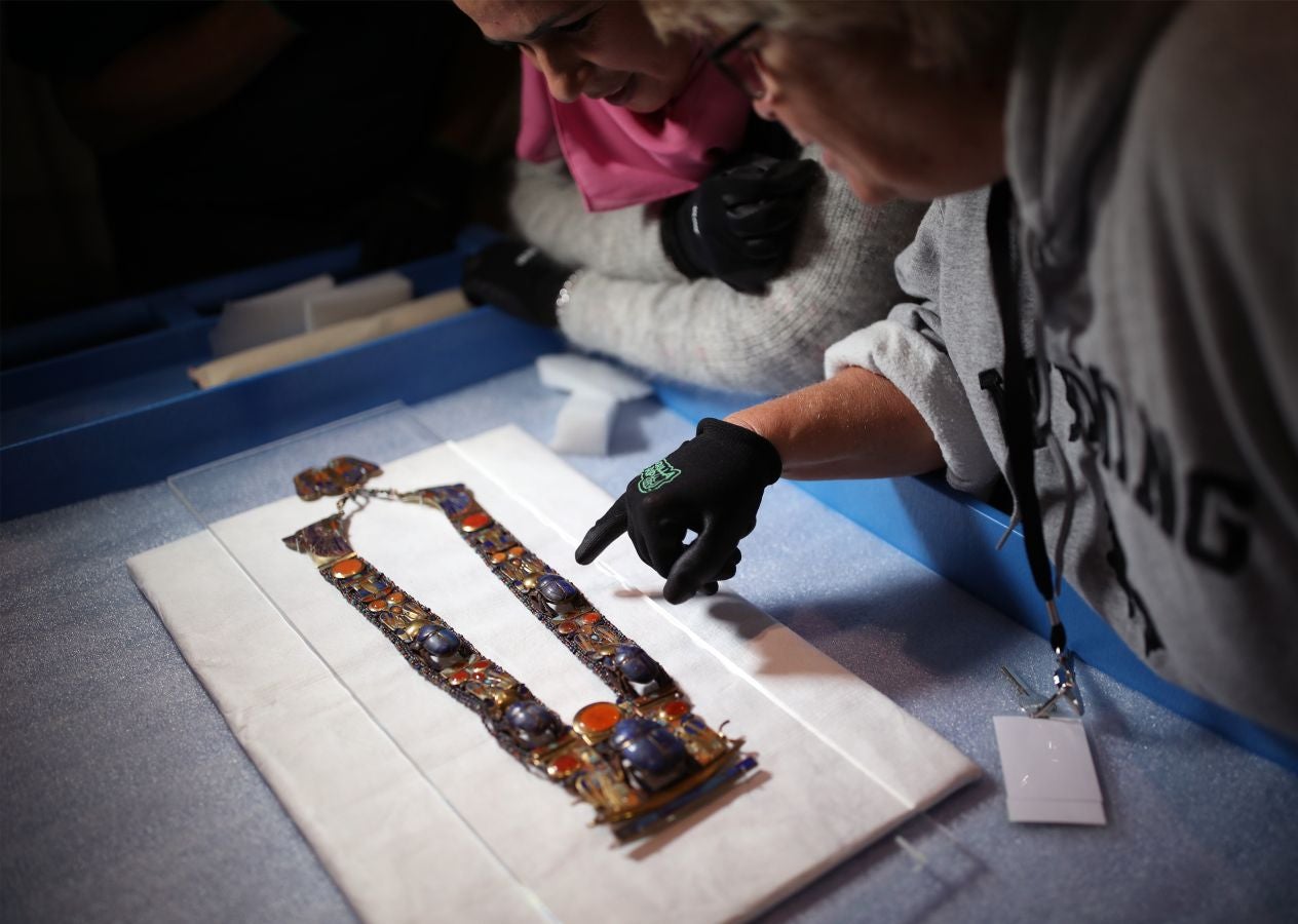 La exposición 'Tutankamón: tesoros del faraón dorado' viaja de París a Londres. La muestra se abrirá el 2 de noviembre en la galería Saatchi de Londres