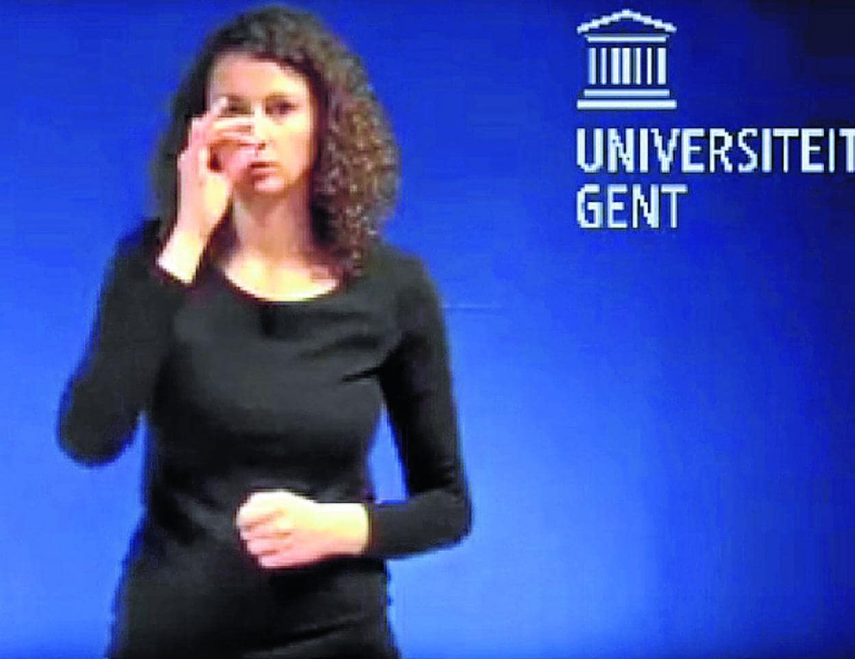 Captura del vídeo, donde se muestra el gesto de la nariz. 