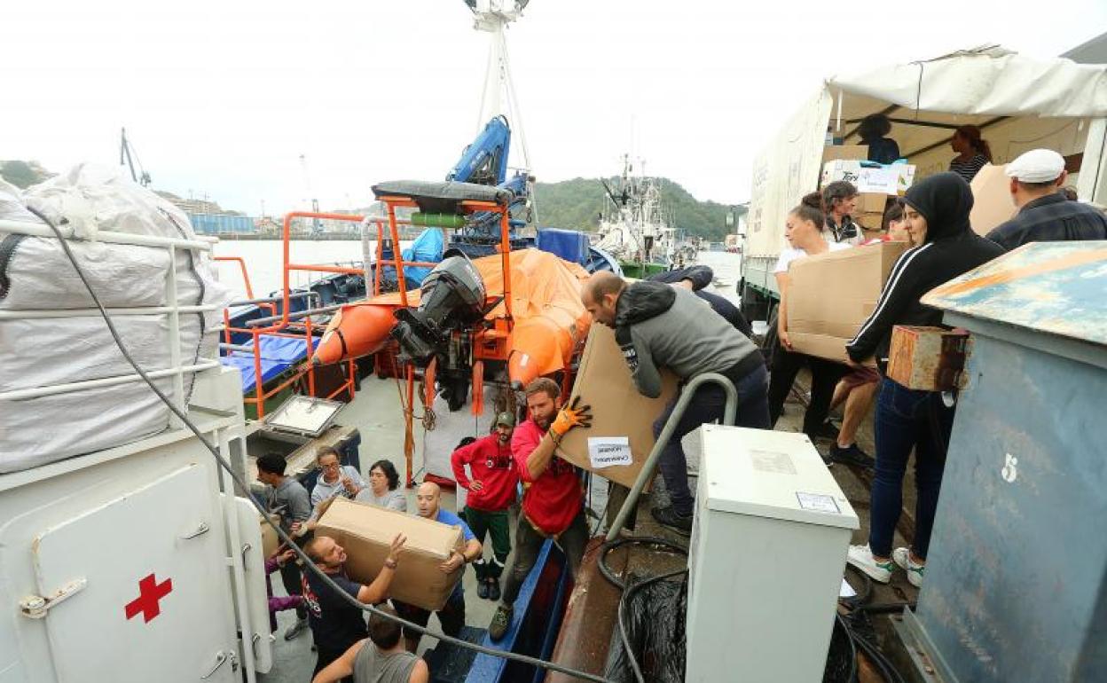 Voluntarios y tripulación cargaron el 'Aita Mari' con cajas llenas de ropa de abrigo. 