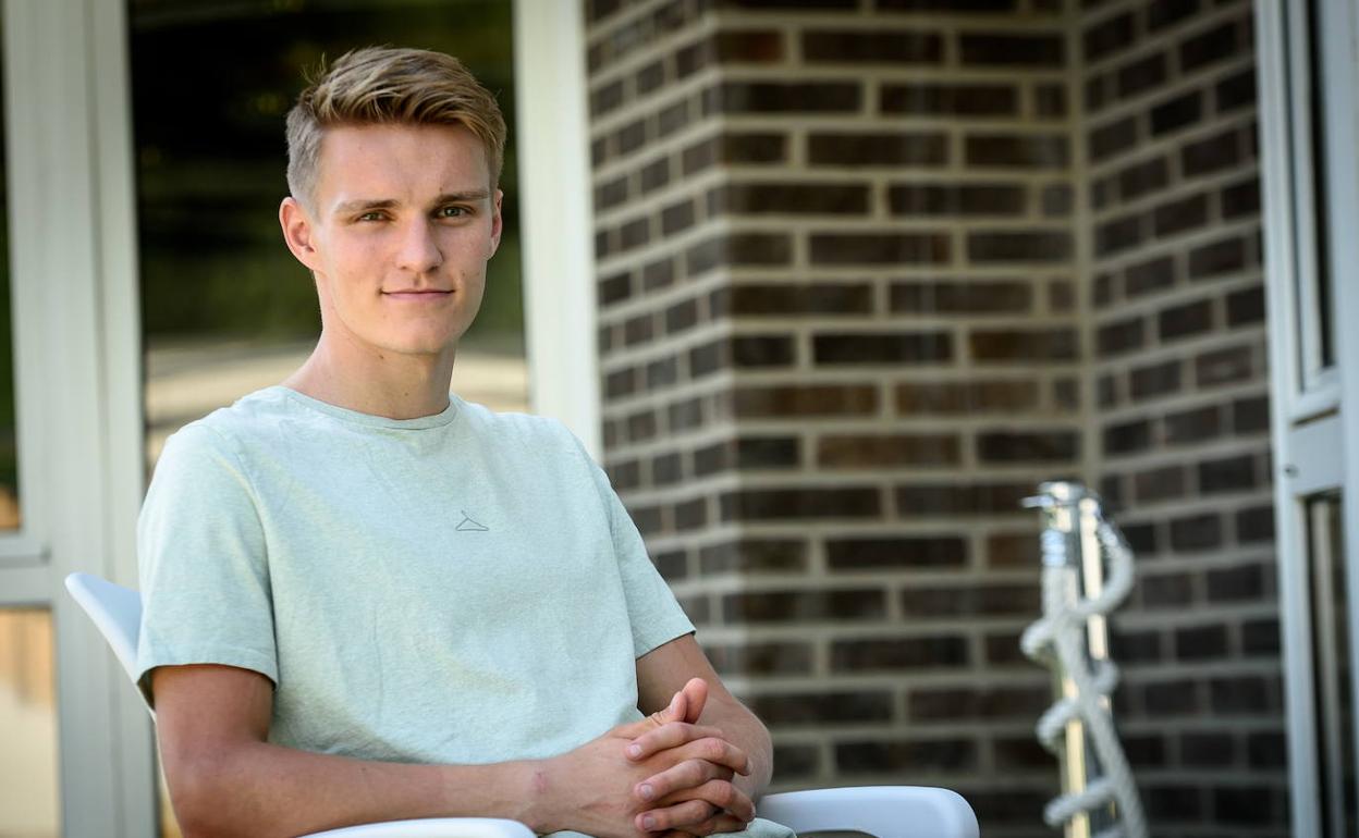 Odegaard posa durante los primeros días de su estancia en Donostia. 
