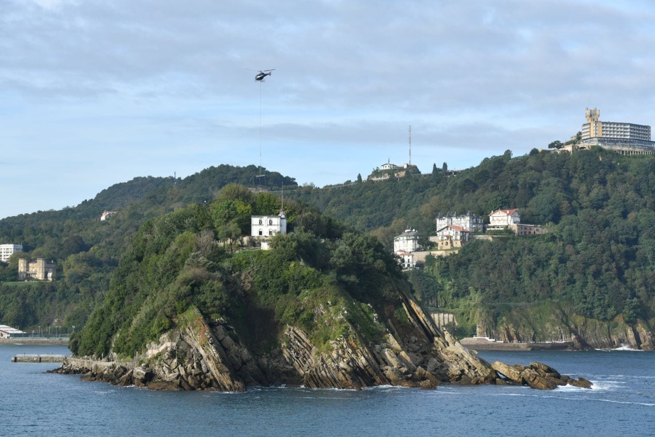 Un helicóptero ha sido el encargado de trasladar, por piezas, la grúa para la obra del Faro.