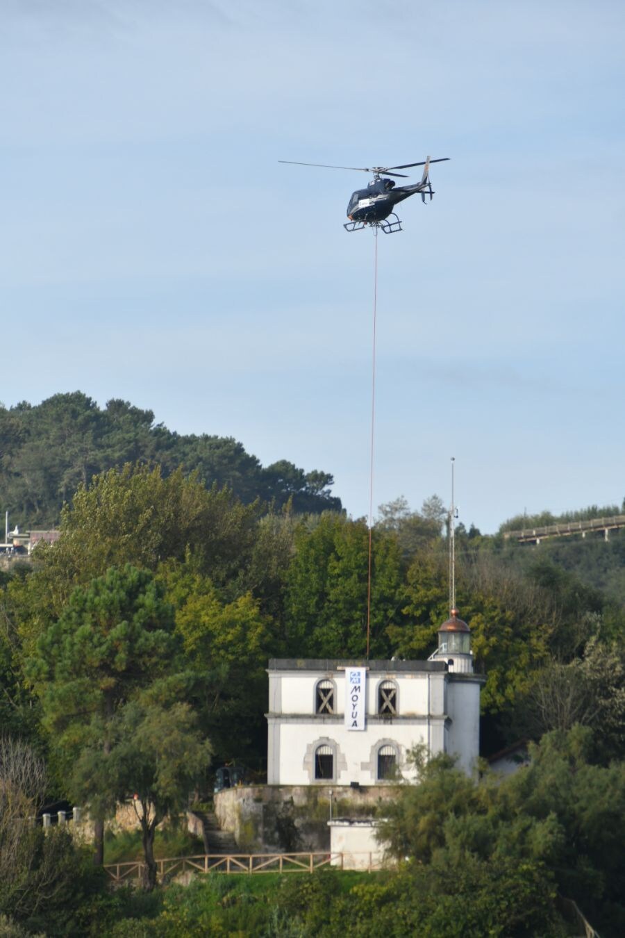 Un helicóptero ha sido el encargado de trasladar, por piezas, la grúa para la obra del Faro.