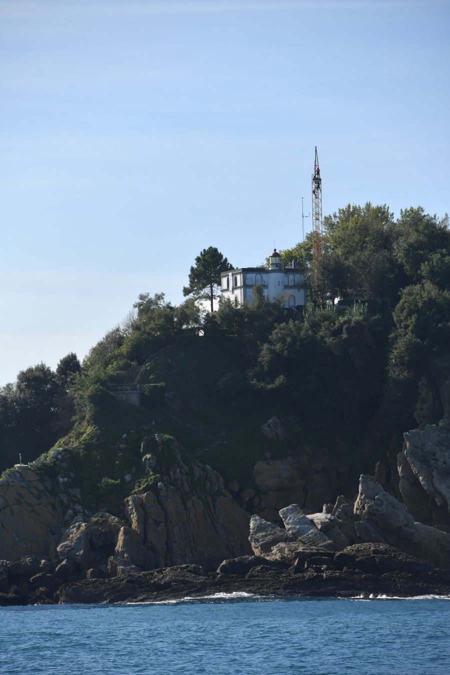 Un helicóptero ha sido el encargado de trasladar, por piezas, la grúa para la obra del Faro.