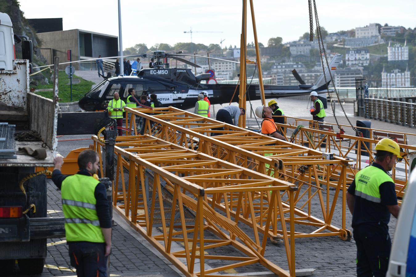 Un helicóptero ha sido el encargado de trasladar, por piezas, la grúa para la obra del Faro.