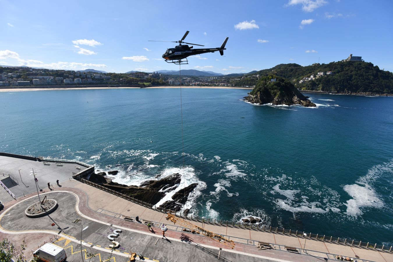 Un helicóptero ha sido el encargado de trasladar, por piezas, la grúa para la obra del Faro.