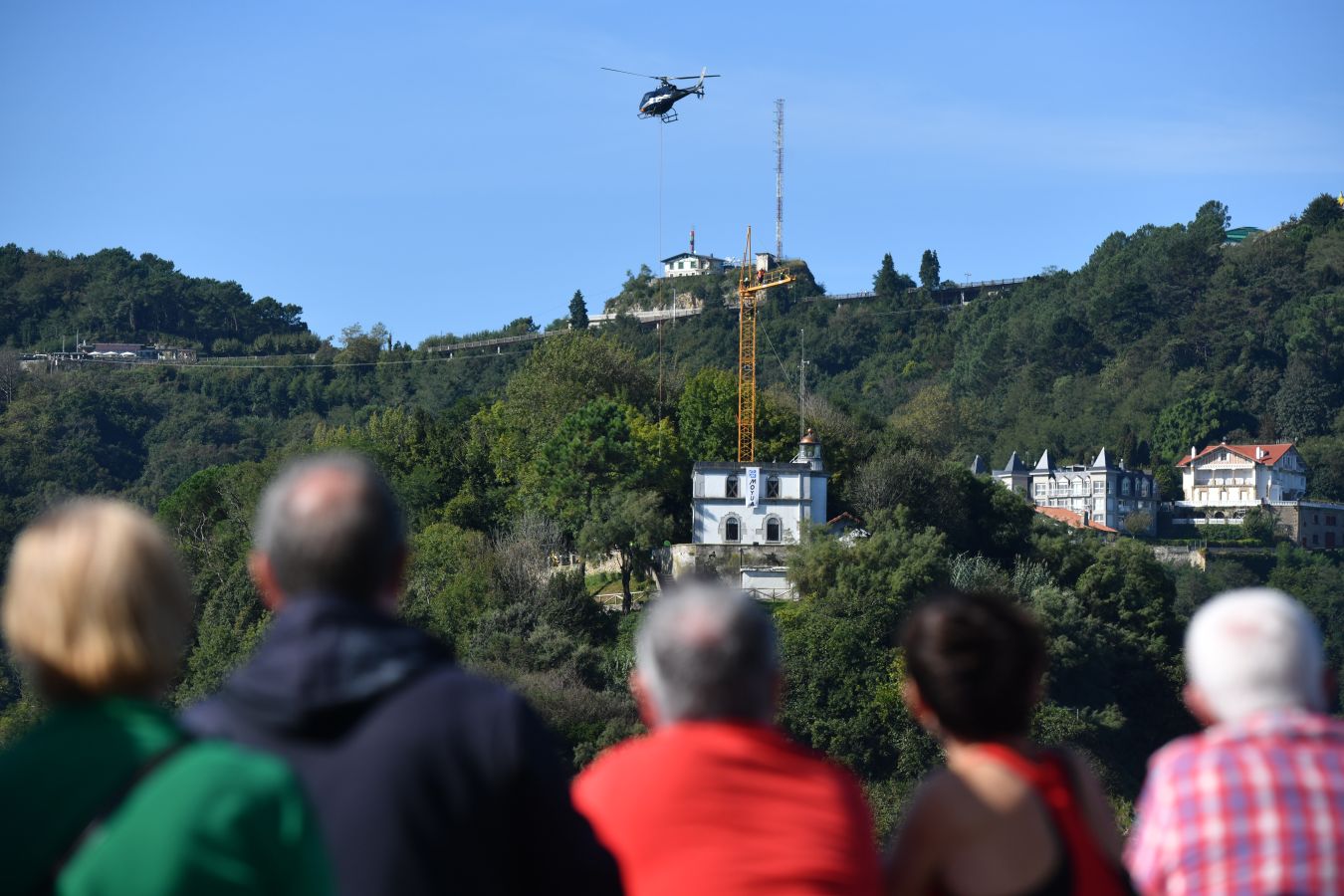 Un helicóptero ha sido el encargado de trasladar, por piezas, la grúa para la obra del Faro.