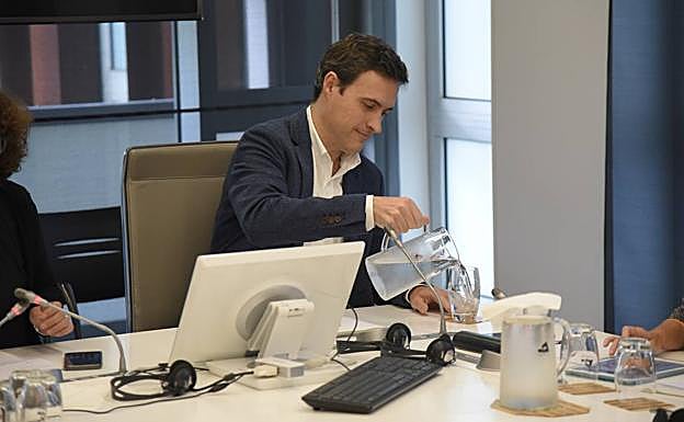 El diputado de Hacienda y Finanzas de la Diputación de Gipuzkoa, Jabier Larrañaga, este jueves en las Juntas Generales de Gipuzkoa. 