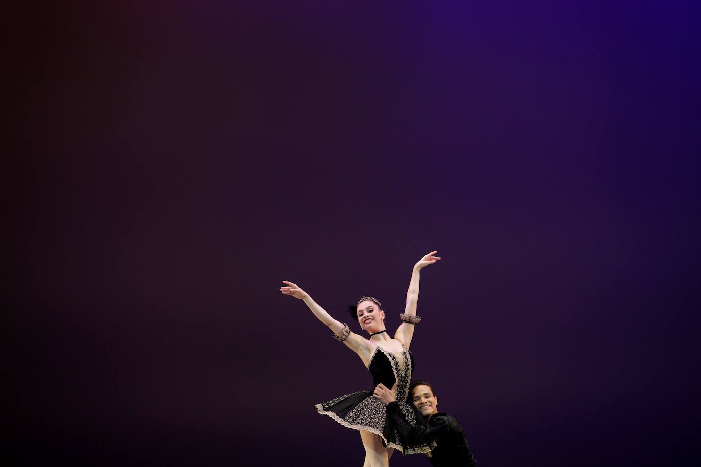 Bailarines del Ballet Nacional de Panamá se presentan durante la reapertura del restaurado Teatro Nacional de Panamá en el Casco Antiguo en ciudad de Panamá (Panamá). Inaugurado el 1 de octubre de 1908, la construcción del teatro estuvo a cargo del arquitecto italiano Genaro Ruggieri, quien lo concibió con un estilo de opereta italiano: edificio de baja altura con paredes blancas, estatuas emblemáticas de la época romana, un techo redondo con una pintura representando la independencia del país, decorados en relieve dorado y amplios balcones.