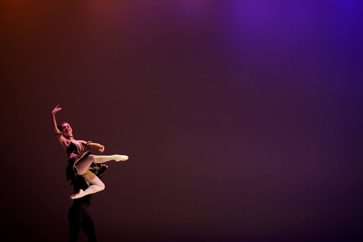 Bailarines del Ballet Nacional de Panamá se presentan durante la reapertura del restaurado Teatro Nacional de Panamá en el Casco Antiguo en ciudad de Panamá (Panamá). Inaugurado el 1 de octubre de 1908, la construcción del teatro estuvo a cargo del arquitecto italiano Genaro Ruggieri, quien lo concibió con un estilo de opereta italiano: edificio de baja altura con paredes blancas, estatuas emblemáticas de la época romana, un techo redondo con una pintura representando la independencia del país, decorados en relieve dorado y amplios balcones.