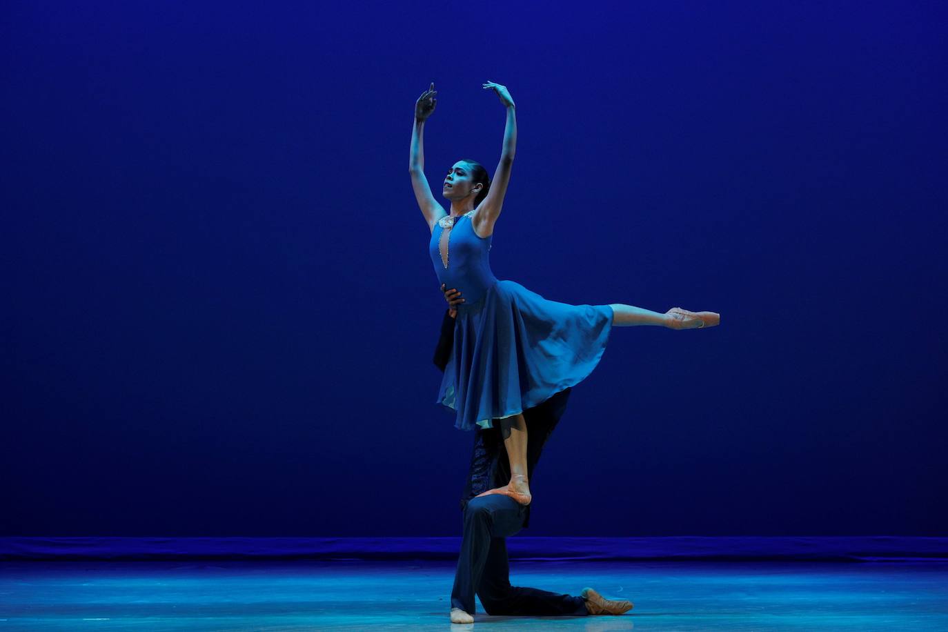 Bailarines del Ballet Nacional de Panamá se presentan durante la reapertura del restaurado Teatro Nacional de Panamá en el Casco Antiguo en ciudad de Panamá (Panamá). Inaugurado el 1 de octubre de 1908, la construcción del teatro estuvo a cargo del arquitecto italiano Genaro Ruggieri, quien lo concibió con un estilo de opereta italiano: edificio de baja altura con paredes blancas, estatuas emblemáticas de la época romana, un techo redondo con una pintura representando la independencia del país, decorados en relieve dorado y amplios balcones.