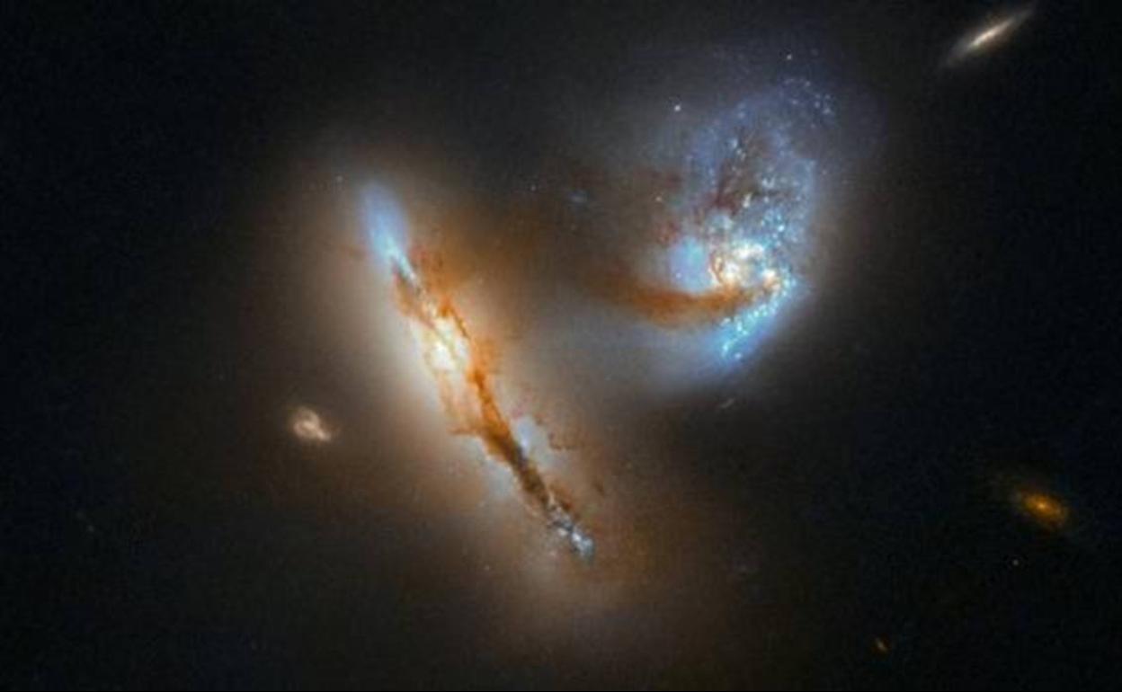 Dos galaxias fundiéndose entre ellas.