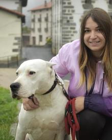 Imagen secundaria 2 - Janire, Andoitz, Joxé Luis e Idoia en el bar municipal..Leire Retegi e Iñigo Altuna junto al cartel de Beizama. Andrea Ferreira junto a su perro paseando por el pueblo.