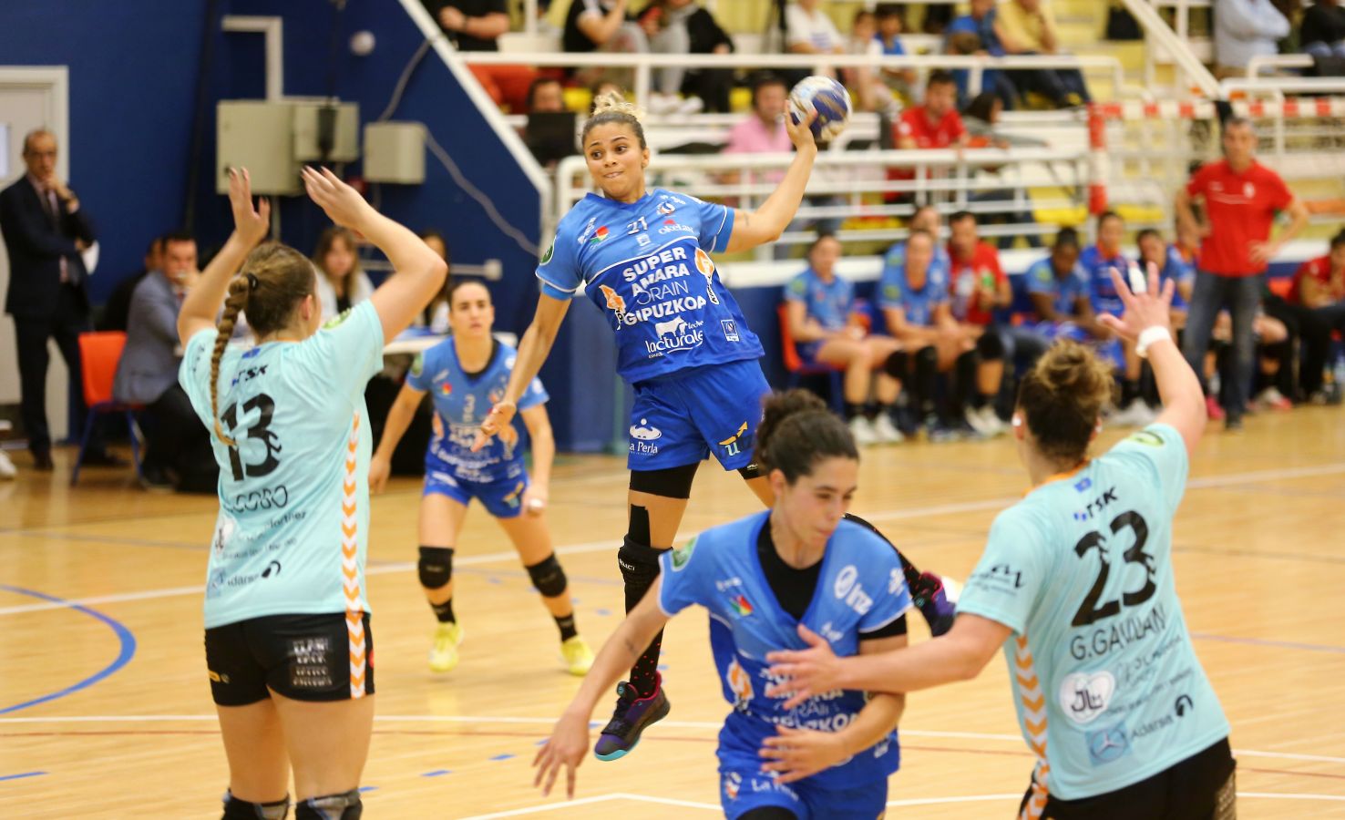 El Super Amara Bera Bera ha ganado al Gijón 32-21 esta mañana delante de su afición. 